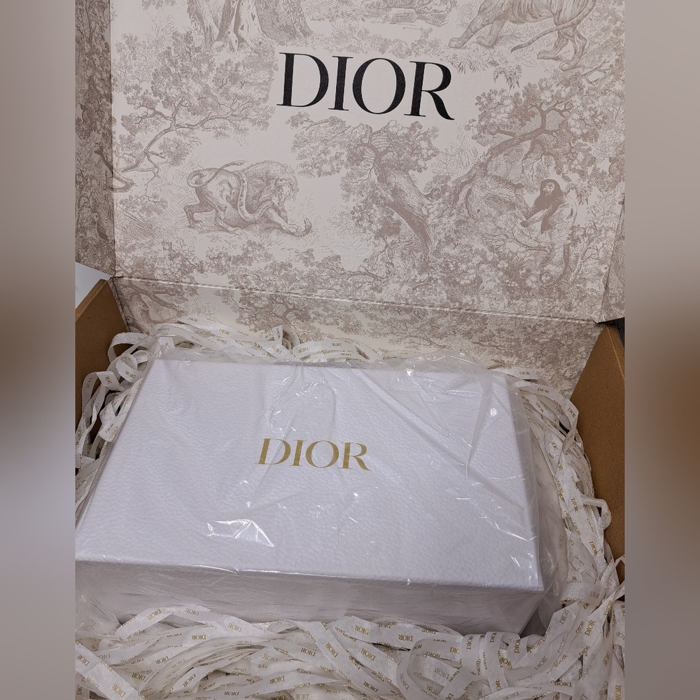 Dior White Vanity Case, Hand Towel, Headband And 15 ml Capture Totale Hyalushot - Picture 11 of 14